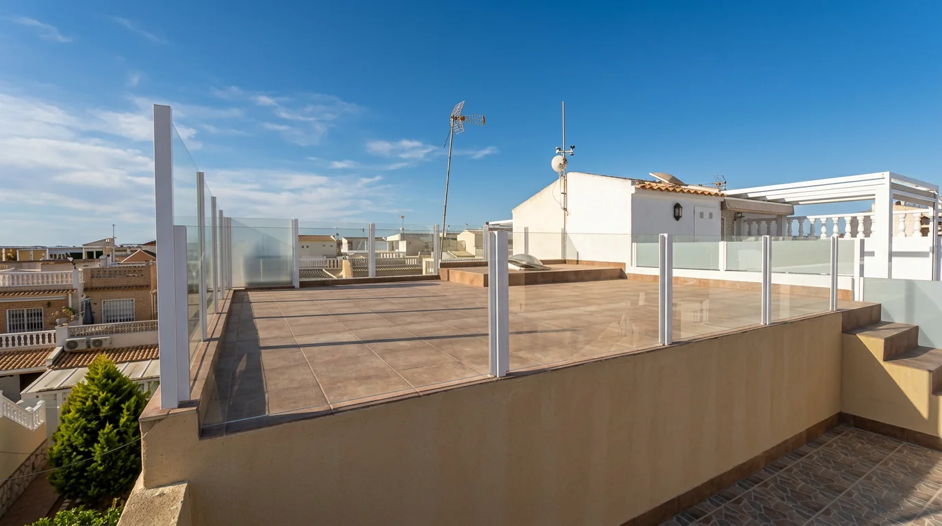 Balaustrada de cristal instalada en una terraza
