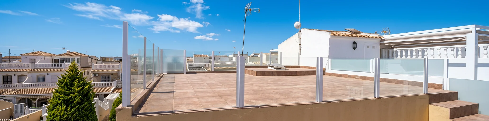 Balaustrada de cristal instalada en una terraza