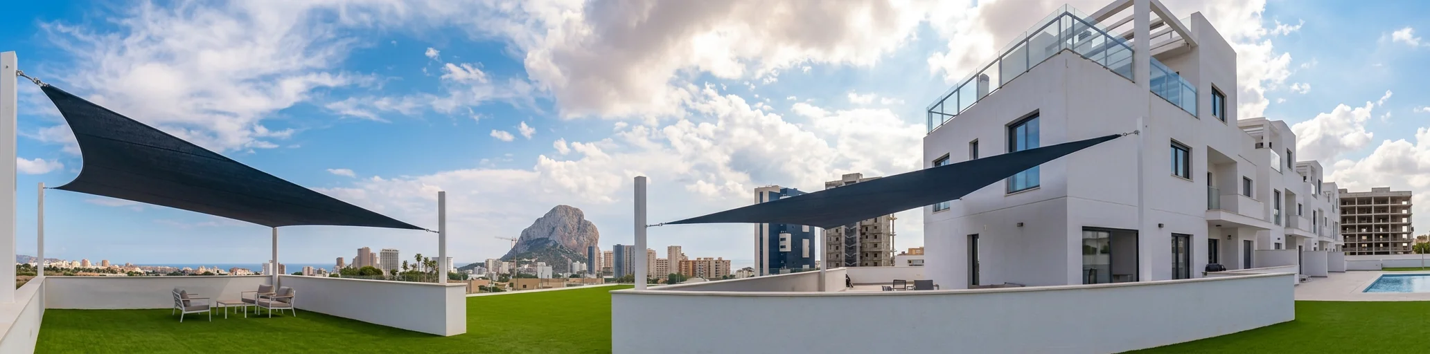 Vela tensada instalada sobre una zona exterior