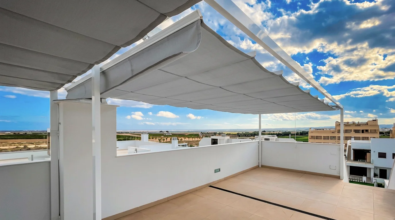 Palillería de lona sobre una terraza