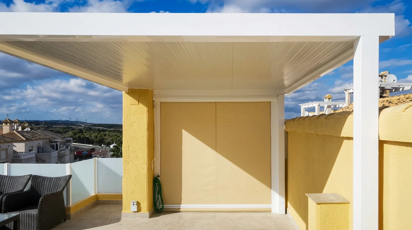 Pérgola Moderna blanca instalada en una terraza