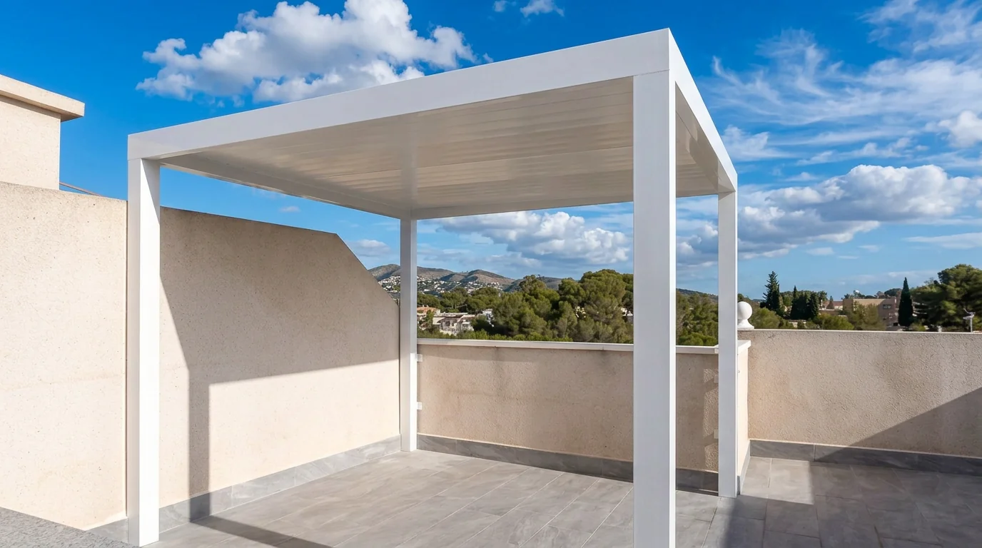 Pérgola Moderna blanca con vistas desde una terraza
