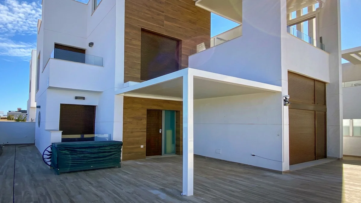 Pérgola Moderna blanca junto a una vivienda