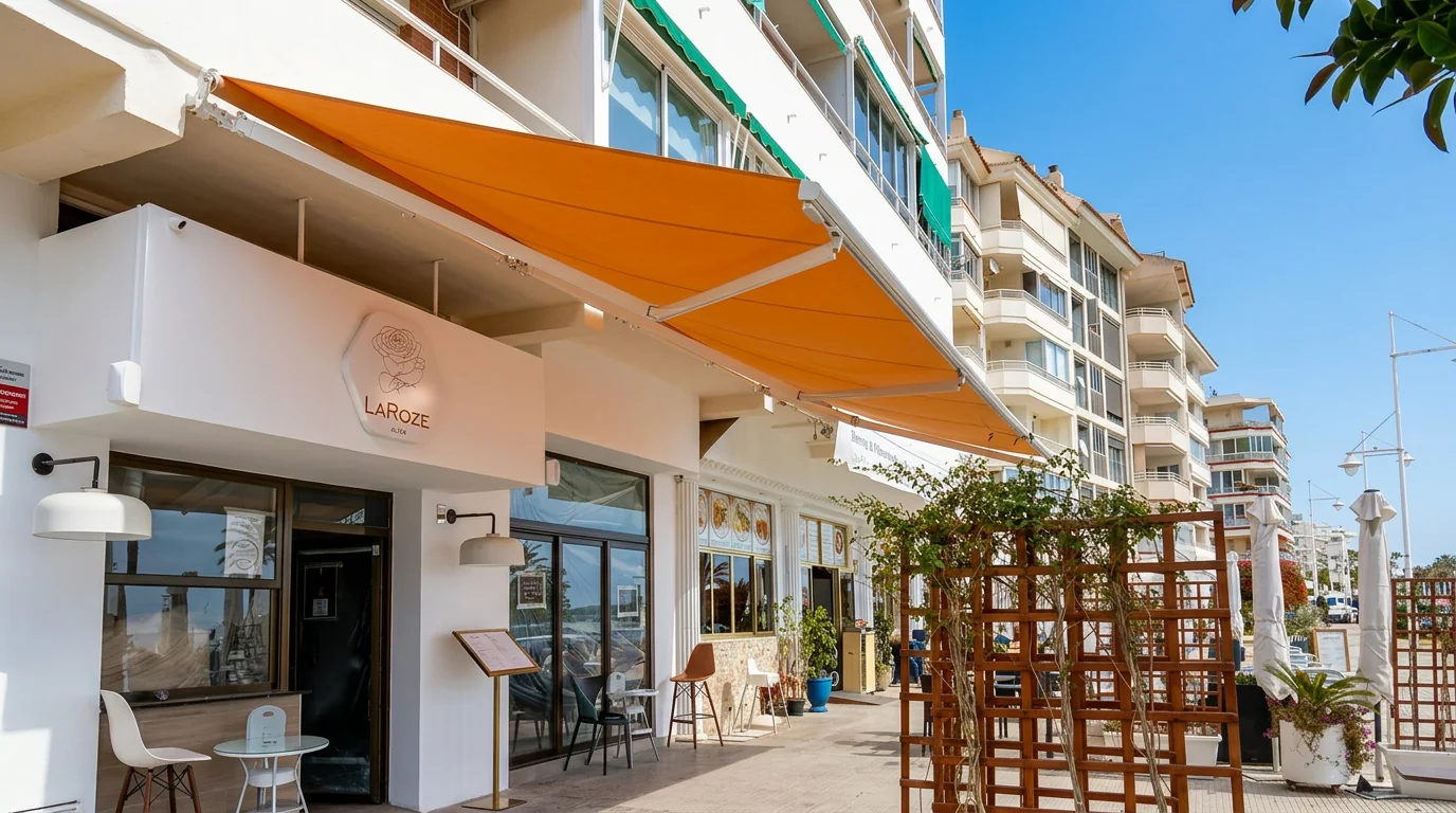 Toldo premium instalado en la terraza de un restaurante
