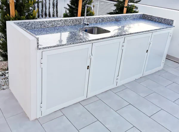 Cocina exterior con encimera y módulos de almacenamiento