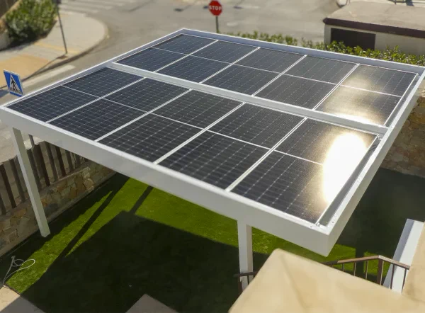 Paneles solares integrados en una estructura exterior