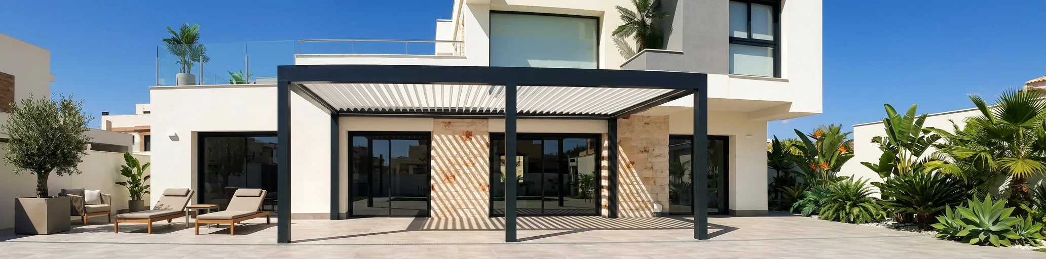 Pérgola bioclimática con lamas blancas