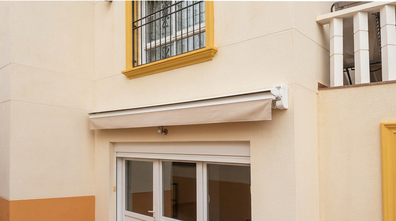 Toldo Semicofre de brazos articulados instalado