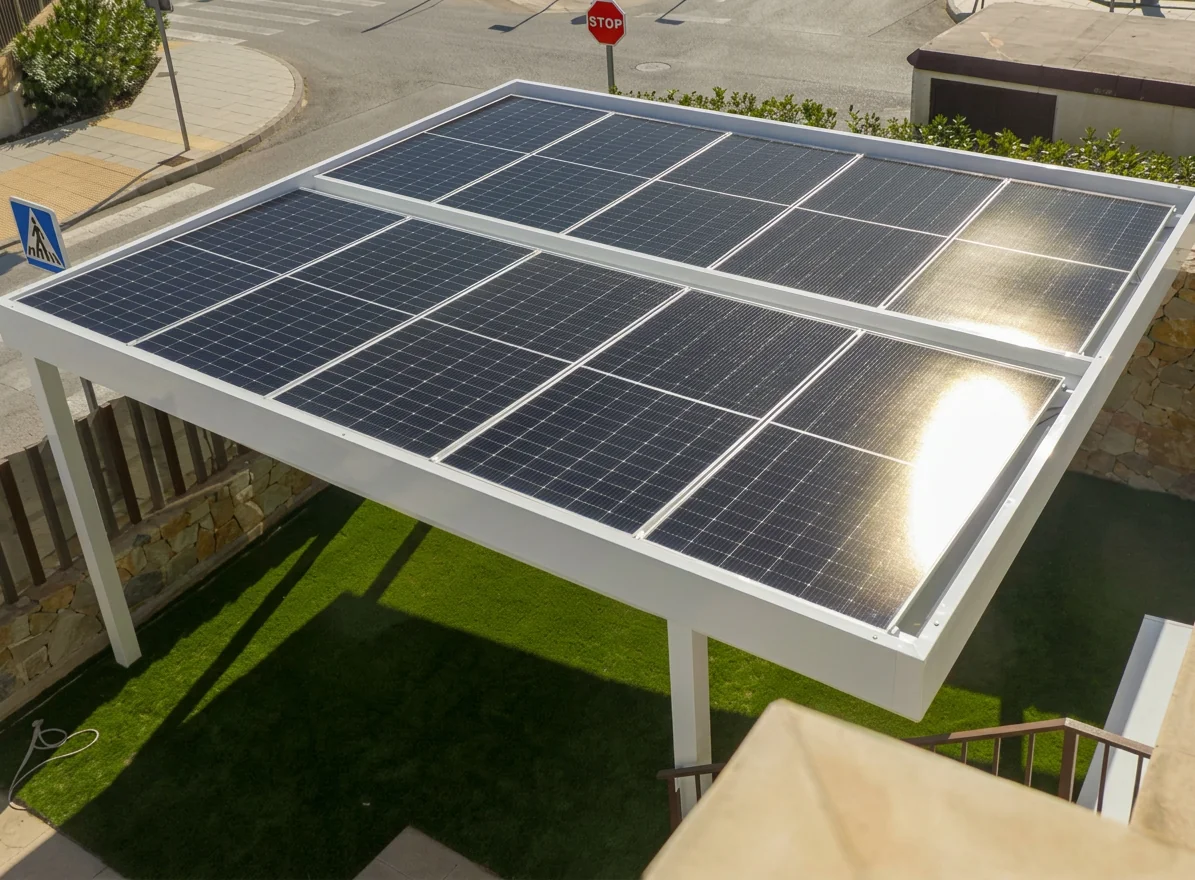 Estructura exterior con paneles solares