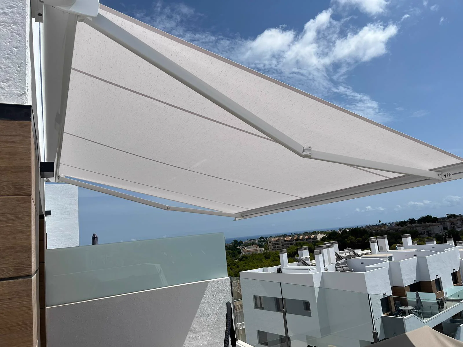 Toldo Cofre Ares instalado en una fachada