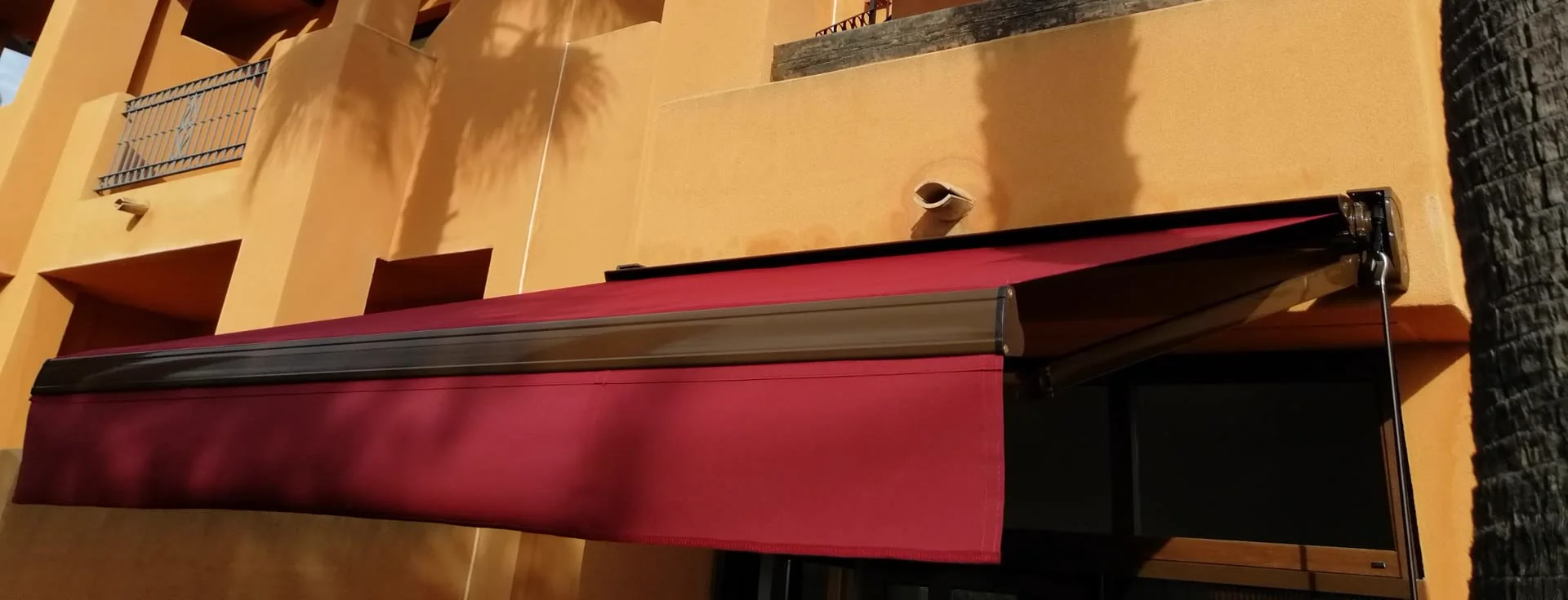Toldo de brazos articulados con semicofre