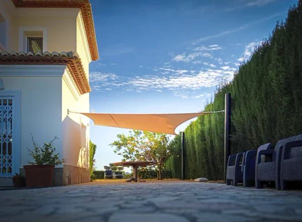 Vela tensada de gran formato en una terraza