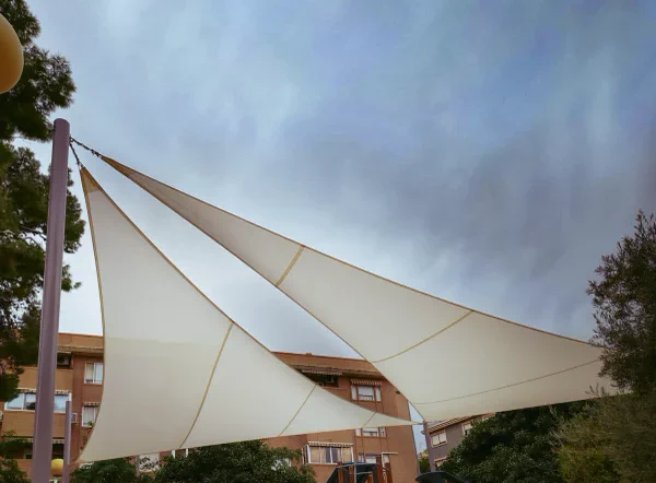 Vela tensada integrada en un proyecto exterior