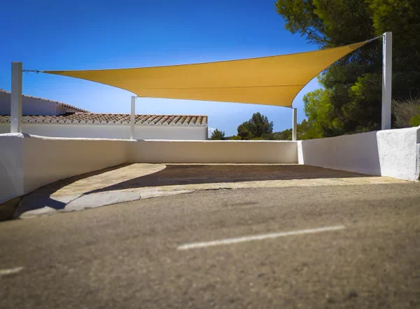Vela tensada con anclajes a postes