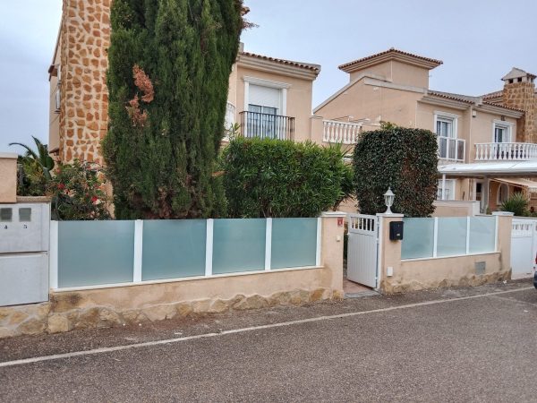 Balustrade périphérique - Balustrades pour protéger sans alourdir visuellement l'espace. à Alicante | Toldos Corona