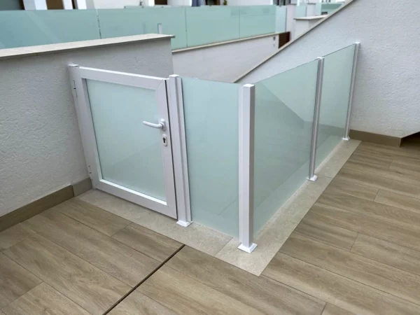 Vide d'escalier avec portillon - Balustrades pour protéger sans alourdir visuellement l'espace. à Alicante | Toldos Corona