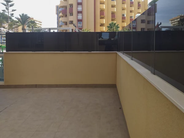 Option finition sombre - Balustrades pour protéger sans alourdir visuellement l'espace. à Alicante | Toldos Corona