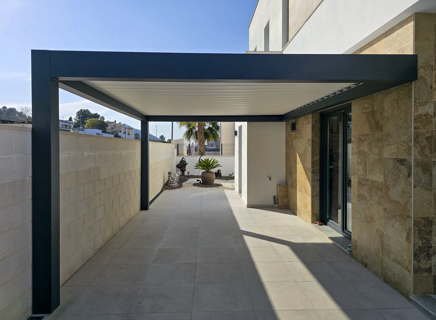 Autre implantation réelle - Pergola bioclimatique pour moduler le soleil, la ventilation et le confort. à Alicante | Toldos Corona