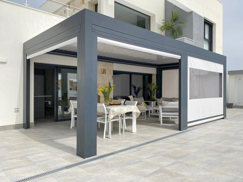 Détail de finition - Pergola bioclimatique pour moduler le soleil, la ventilation et le confort. à Alicante | Toldos Corona