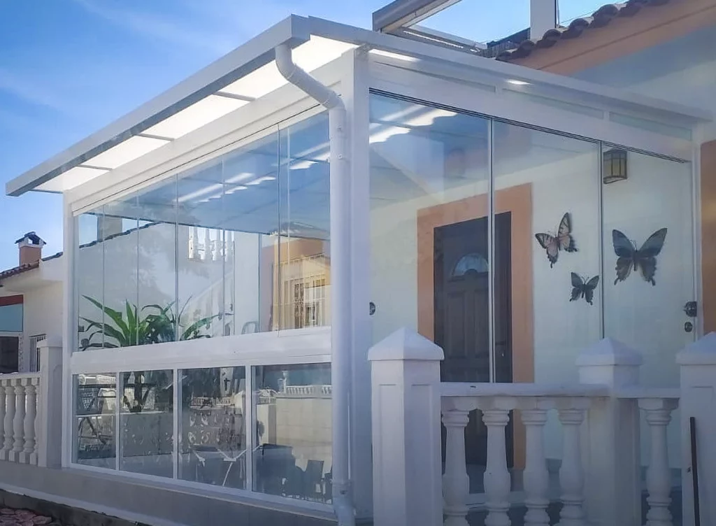 Système coulissant vitré - Fermetures vitrées pour protéger sans perdre la lumière. à Alicante | Toldos Corona
