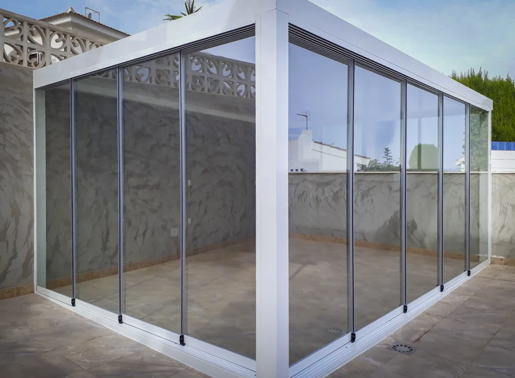 Solution coulissante sans cadre - Fermetures vitrées pour protéger sans perdre la lumière. à Alicante | Toldos Corona