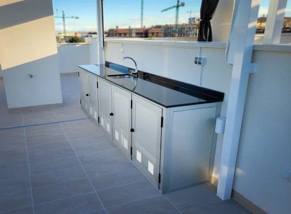 Plan de travail et rangements - Cuisines extérieures pour faire de la terrasse un vrai lieu de vie. à Alicante | Toldos Corona