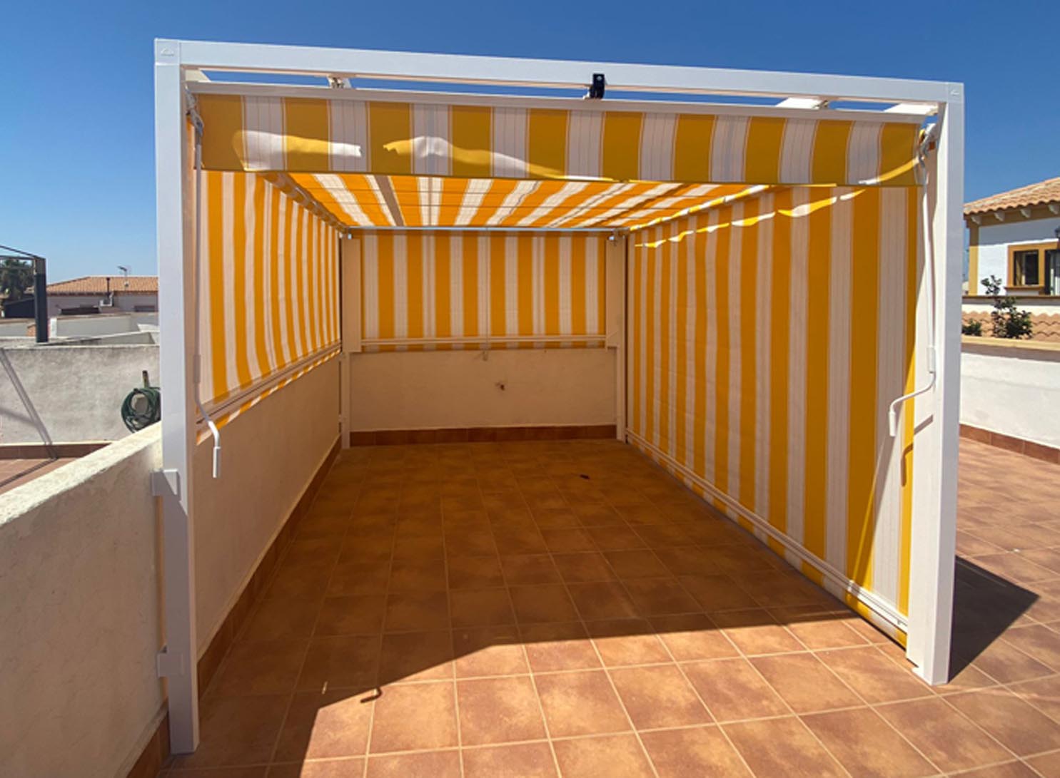 Configuration en terrasse ouverte - Stores sur guides pour une ombre réglable sur structure fixe. à Alicante | Toldos Corona