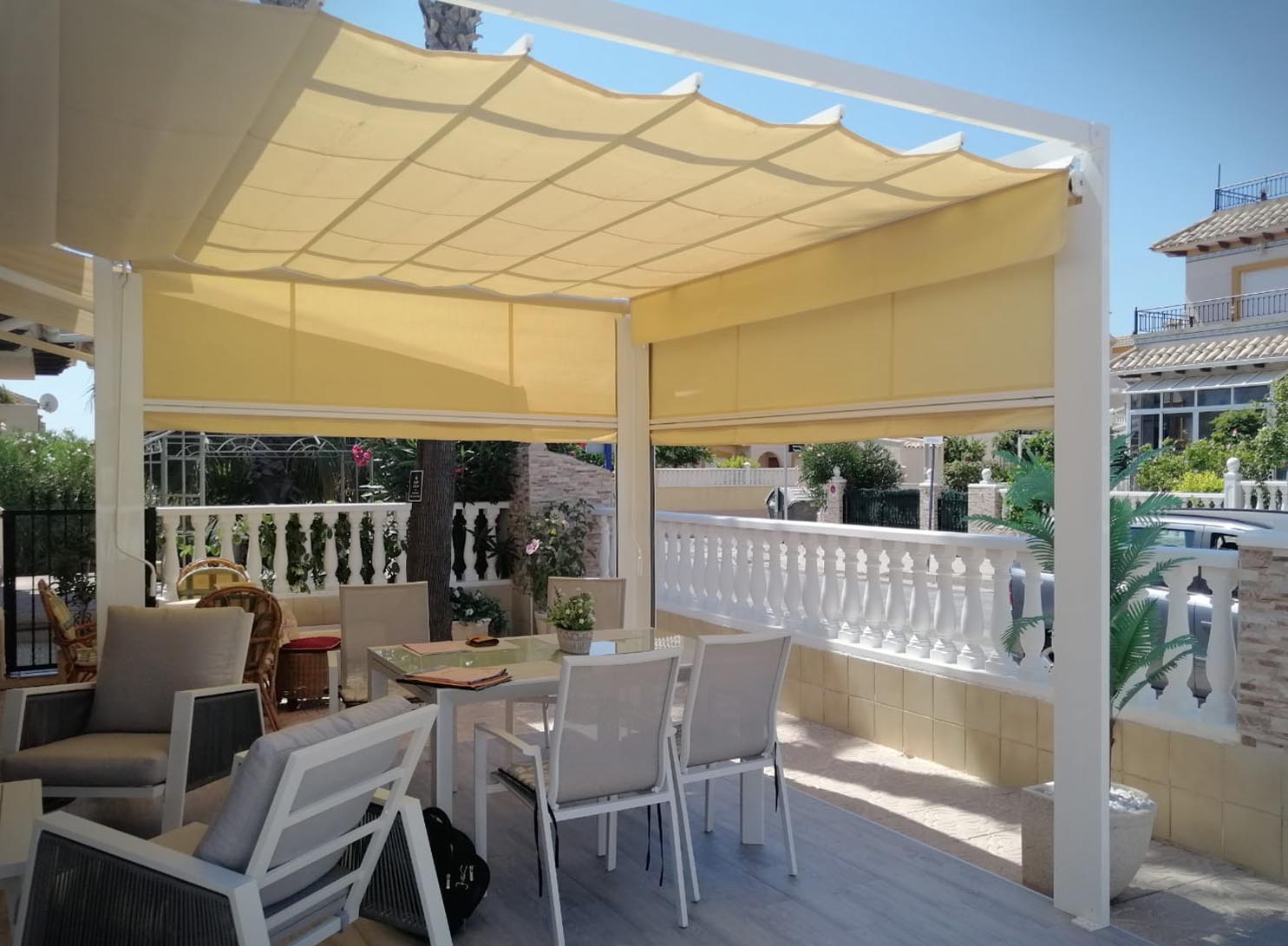 Deuxième vue de la structure guidée - Stores sur guides pour une ombre réglable sur structure fixe. à Alicante | Toldos Corona