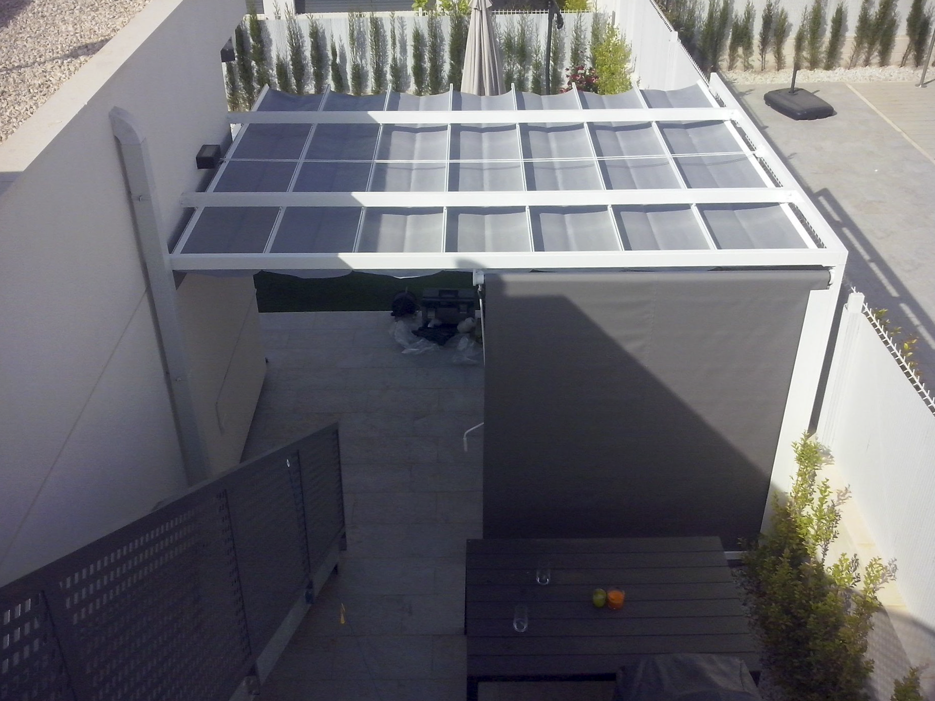 Solution entre murs - Stores sur guides pour une ombre réglable sur structure fixe. à Alicante | Toldos Corona