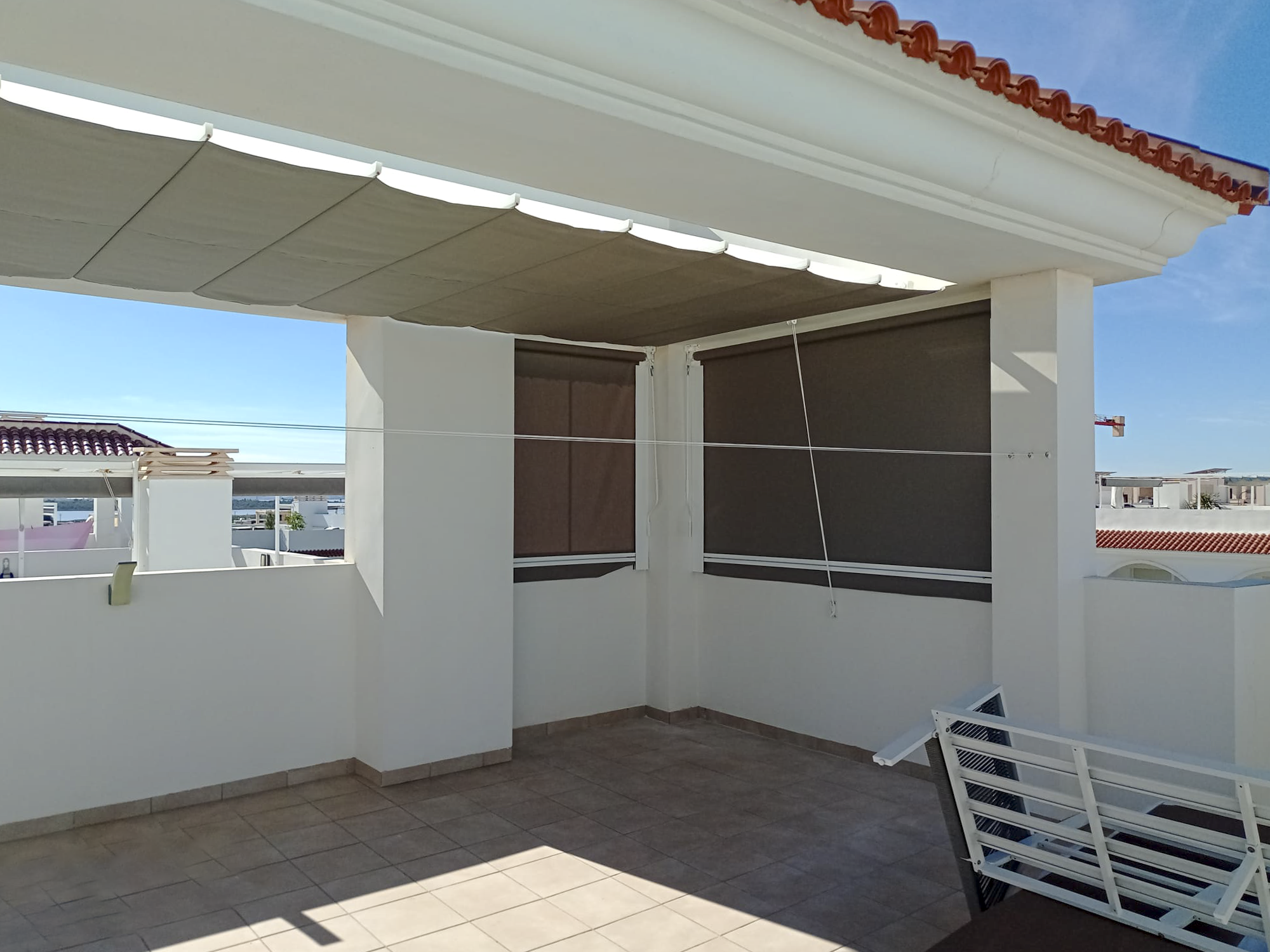 Proportion alternative entre murs - Stores sur guides pour une ombre réglable sur structure fixe. à Alicante | Toldos Corona