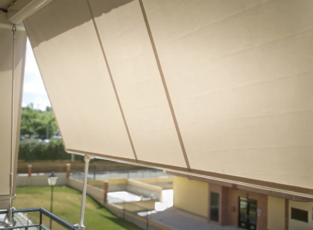 Deuxième configuration stor - Screens verticaux pour la protection latérale et périphérique. à Alicante | Toldos Corona