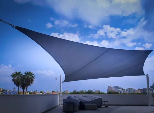 Application sur zone de séjour - Voiles d'ombrage pour une protection légère et visuellement ouverte. à Alicante | Toldos Corona