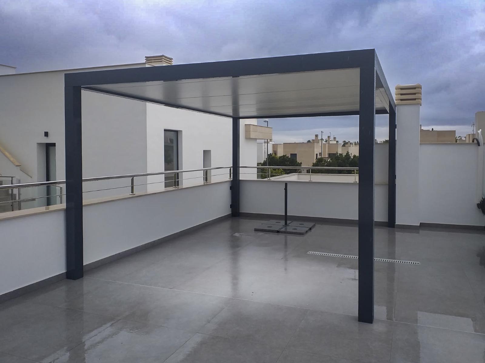 Estructura exenta con perfil limpio - Pérgola Moderna para dar más presencia y refugio al exterior. en Alicante | Toldos Corona