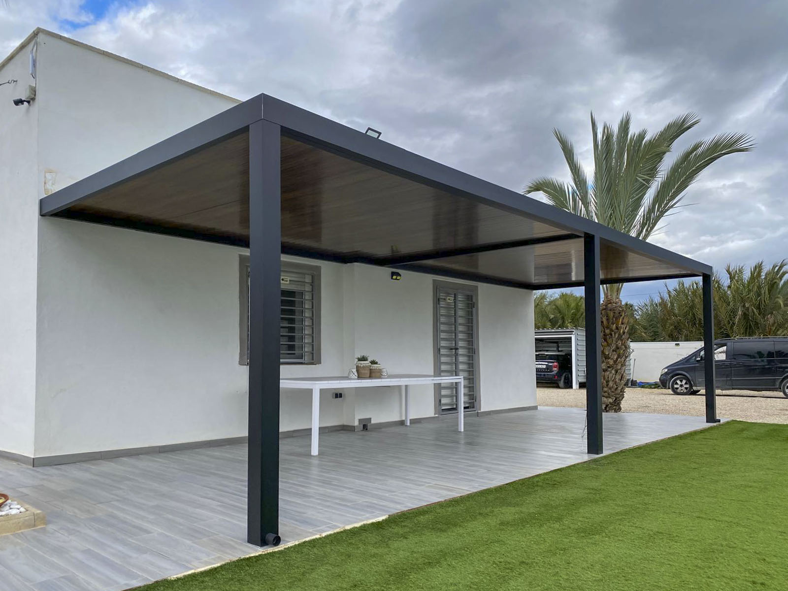 Cubierta con acabado cálido - Pérgola Moderna para dar más presencia y refugio al exterior. en Alicante | Toldos Corona