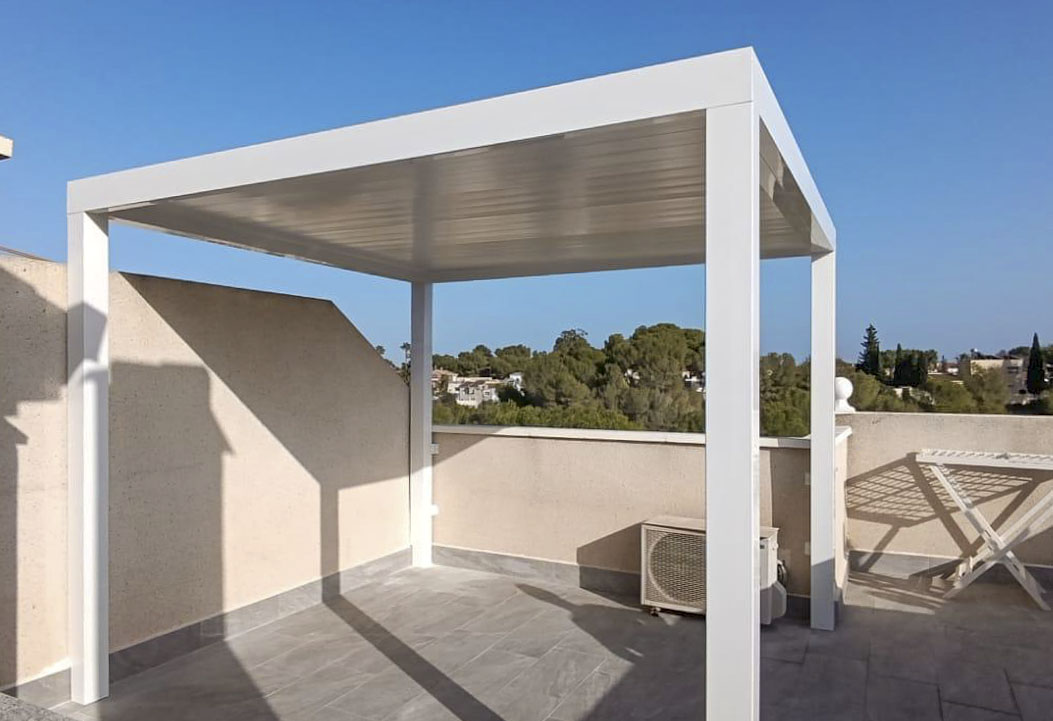 Implantación ligera en ático - Pérgola Moderna para dar más presencia y refugio al exterior. en Alicante | Toldos Corona