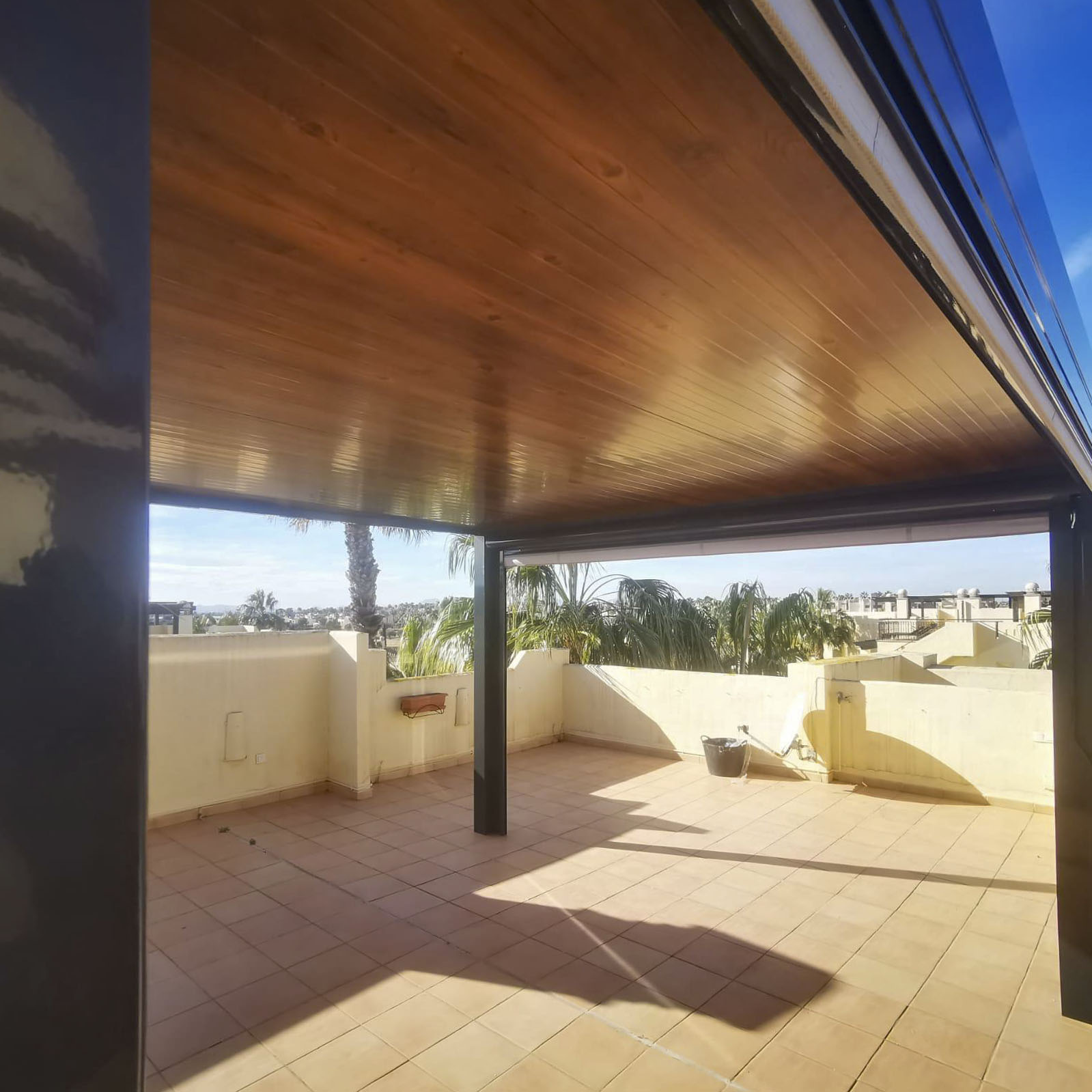 Vista interior bajo cubierta - Pérgola Moderna para dar más presencia y refugio al exterior. en Alicante | Toldos Corona